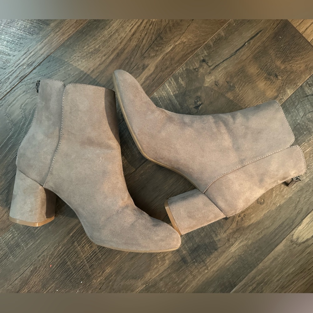 Stylish Swede Ankle Boot Sz 8